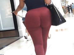 Jiggly phat ass donk in red..